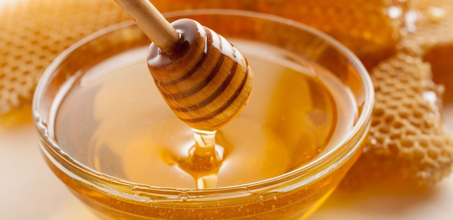 miele in una ciotola
