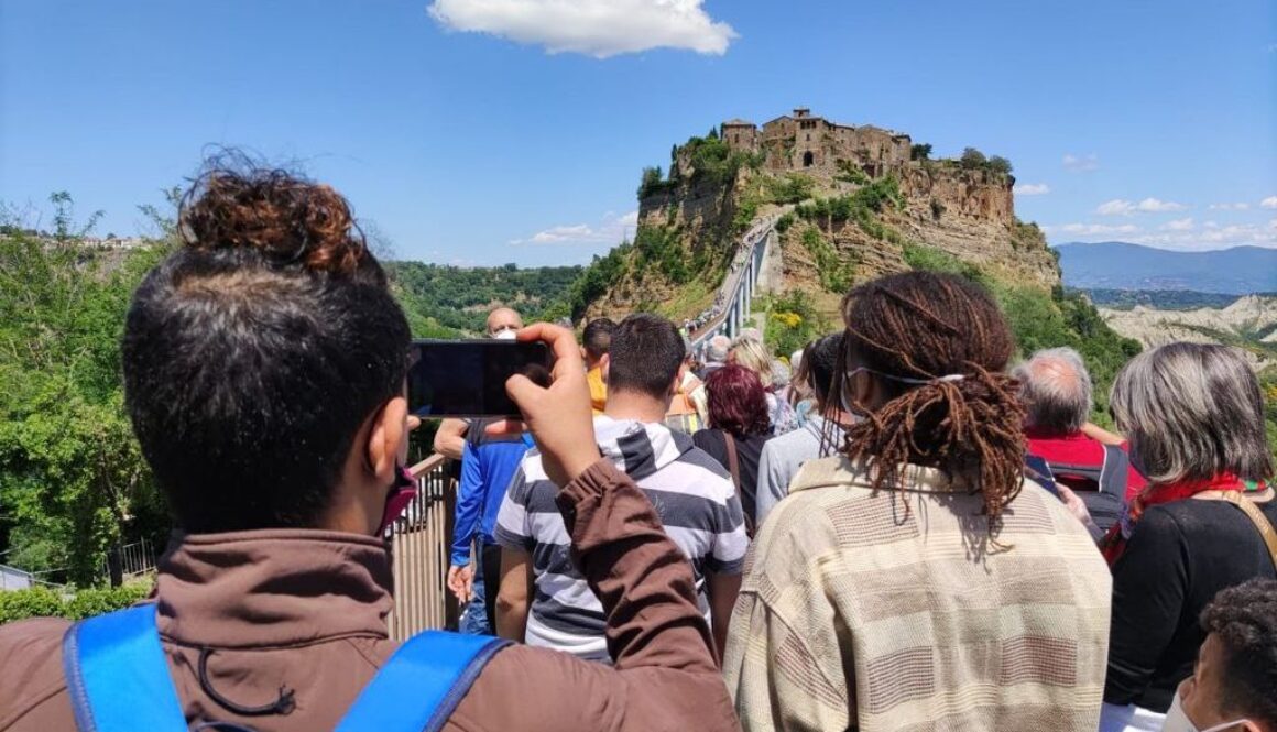 ragazzi in gita a Civita di Bagnoregio