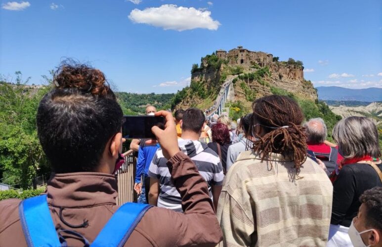 ragazzi in gita a Civita di Bagnoregio
