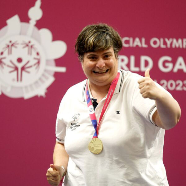 Raffaella, medaglia d’oro dei Giochi Mondiali Special Olympics di Berlino 2023.