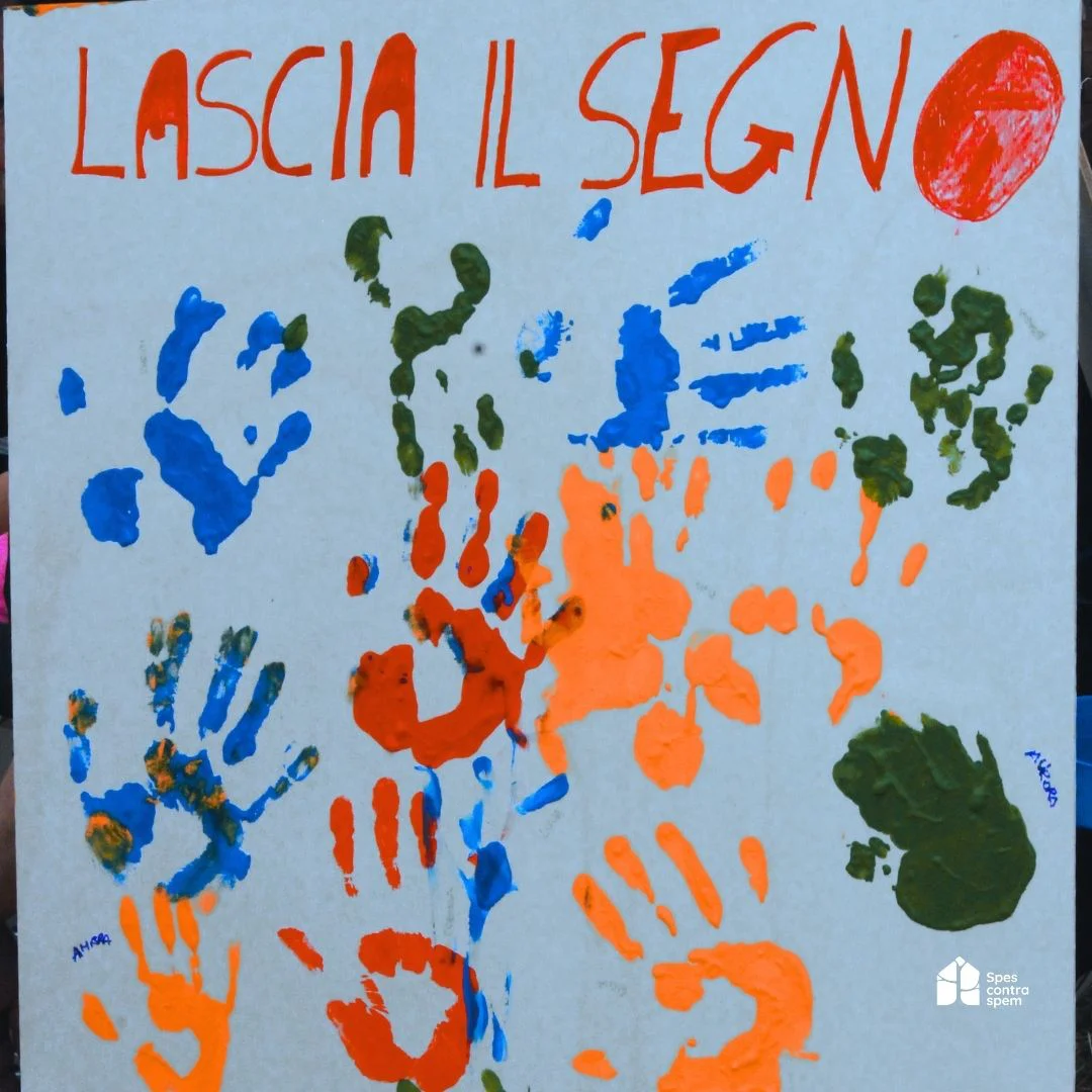 Pannello con impronte di mani colorate realizzato per la conclusione dell&rsquo;Anno del Volontariato di Spes contra spem
