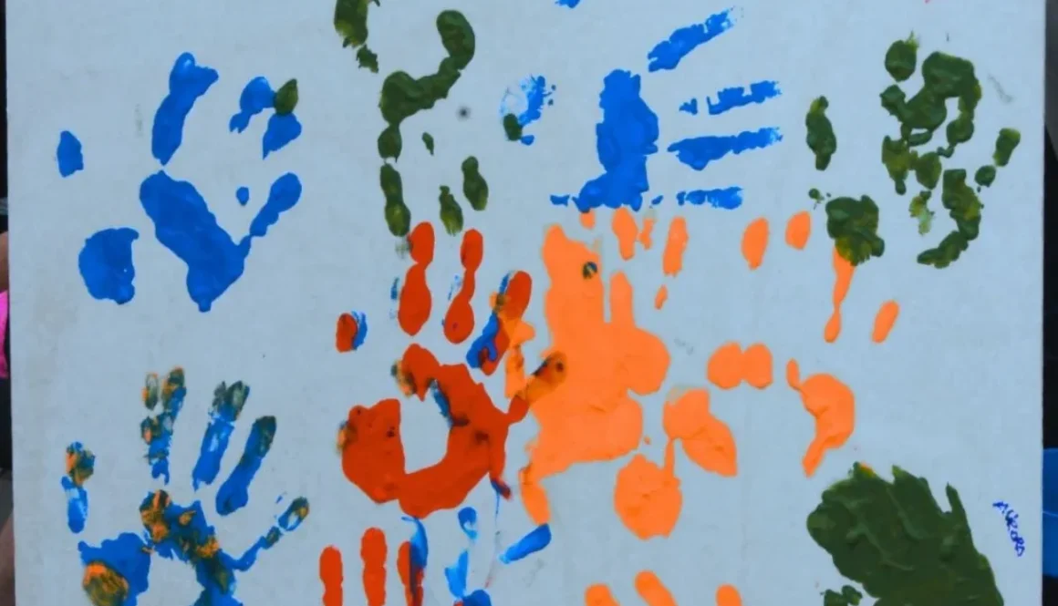 Pannello con impronte di mani colorate realizzato per la conclusione dell’Anno del Volontariato di Spes contra spem